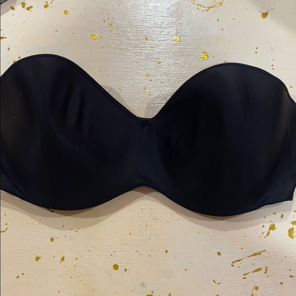 Black strapless bra